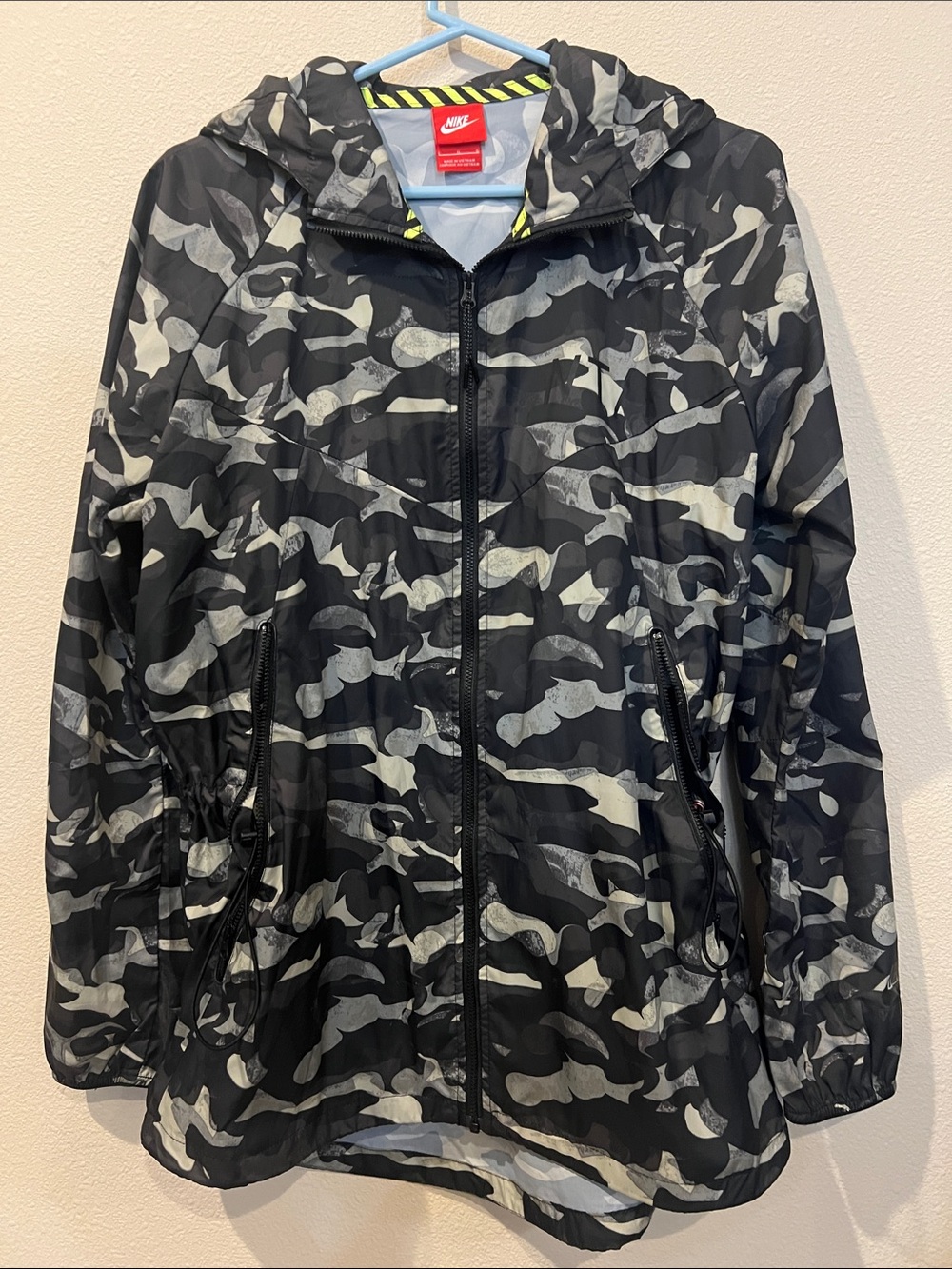 Nike woman’s Green & Gray Camo Hooded Windbreaker